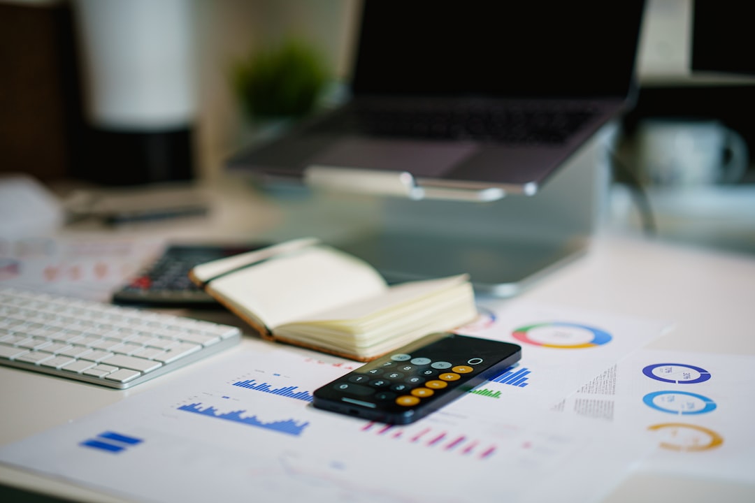 Profissionais de contabilidade analisando documentos financeiros